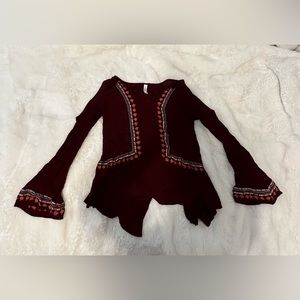 Really cute maroon long sleeved shirt, really good condition, and size small.